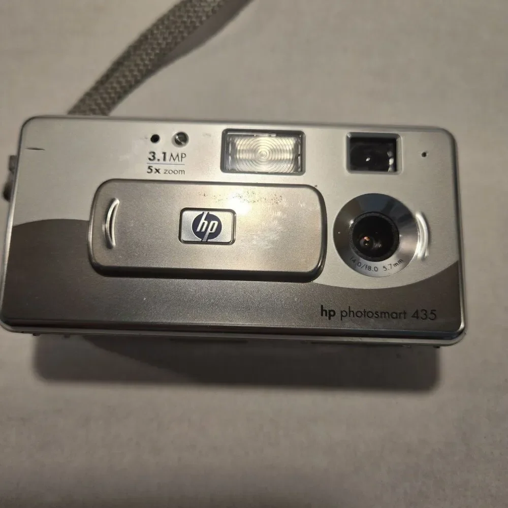 Vintage 2003 HP Photosmart 435v Digital Camera 3.1 MP 5x Zoom With Instant Share
